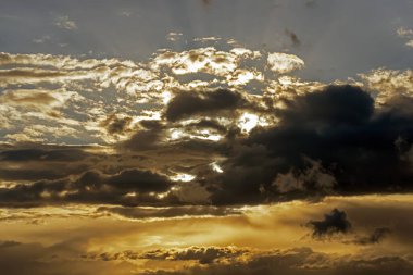 Batan güneş Cumulus bulutlarında parlıyor.