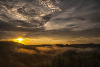 Sisli ve bulutlu fantastik Altın Gün batımı