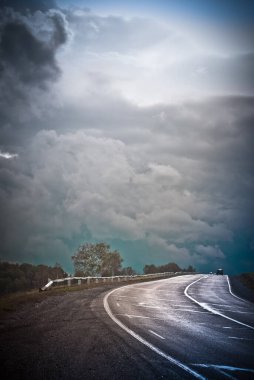 Yaz yağmurundan sonra ufukta beliren yol