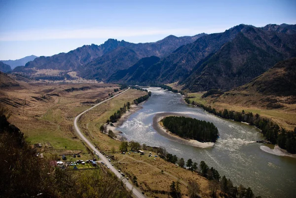 Vadi ve Katun nehri manzaralı..