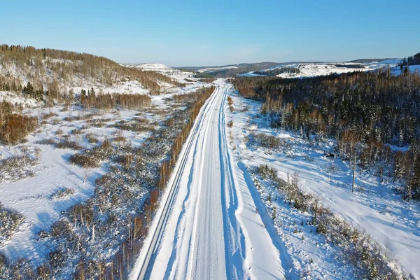 Inverno estrada nevada na Sibéria, vista de helicóptero — Fotografia de Stock