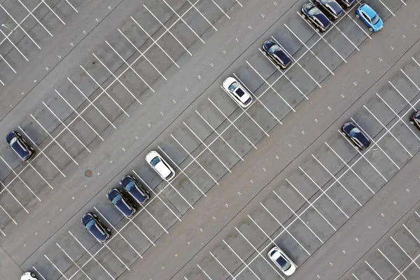 Parkplatz mit mehreren Autos — Stockfoto