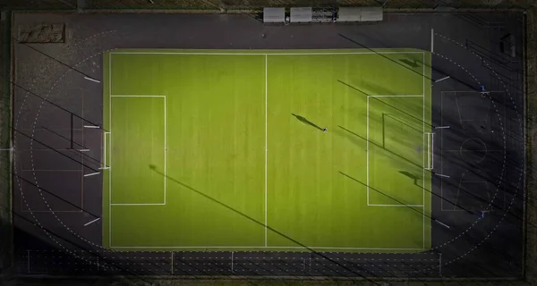 Одинокий игрок на футбольном поле — стоковое фото