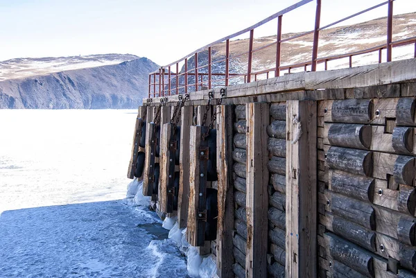 Drewniany pomost dla promów i łodzi na jeziorze Bajkał — Zdjęcie stockowe