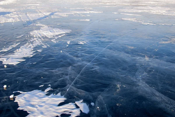 Glace transparente incroyable sur le lac Baïkal — Photo