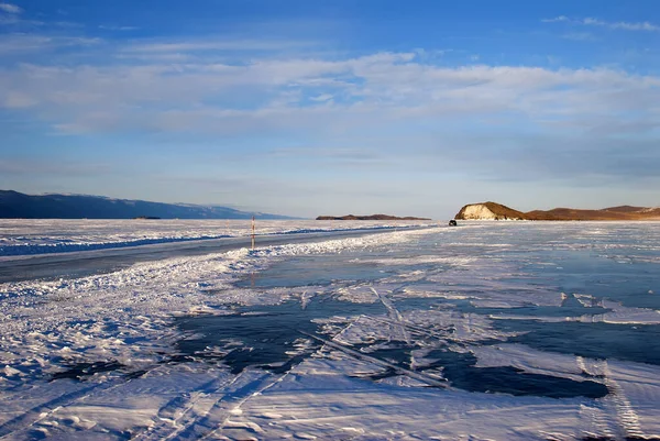 Verbazingwekkend ijs transparant ijs op het Baikalmeer — Stockfoto