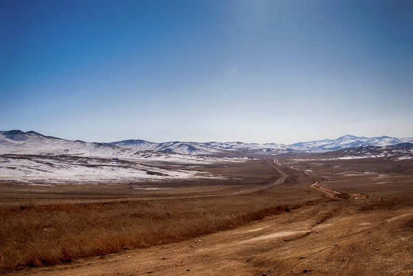 Estrada no vale na ilha de Olkhon — Fotografia de Stock
