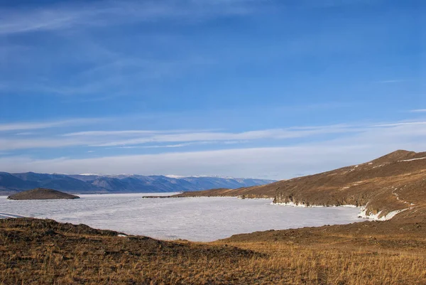 Der gefrorene Schnee am Ufer des Baikalsees Olchon — Stockfoto