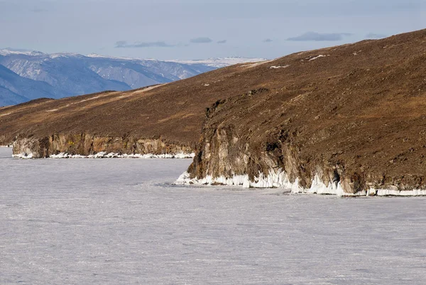 A neve congelada perto das margens do lago Baikal Olkhon — Fotografia de Stock
