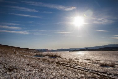 Olkhon adasının üzerindeki batan güneş.