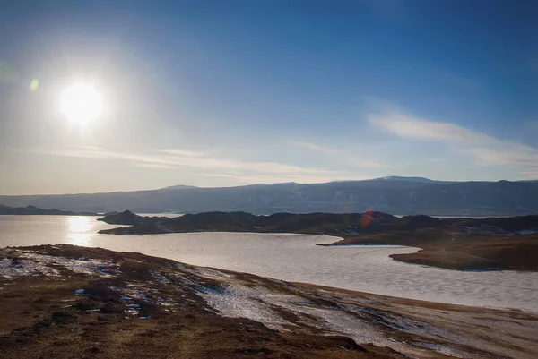 Olkhon adasının üzerindeki batan güneş. — Stok fotoğraf