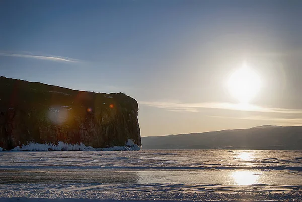 Die untergehende Sonne erhellt die felsige Küste der Insel Olchon — Stockfoto