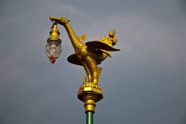 Direkte ejderha şeklinde bir lamba.
