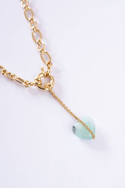 Zincirli bir Aventurine kolyesi