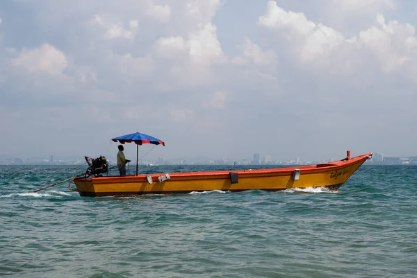 En fiskeskonare i vattnen i Thailändska golfen — Stockfoto