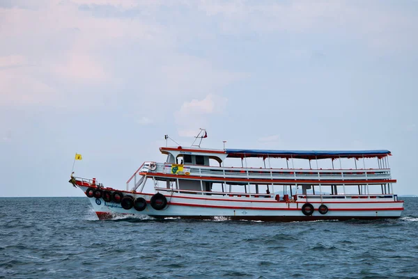 Um pequeno barco de passageiros, navegando para a ilha de Ko Lan — Fotografia de Stock