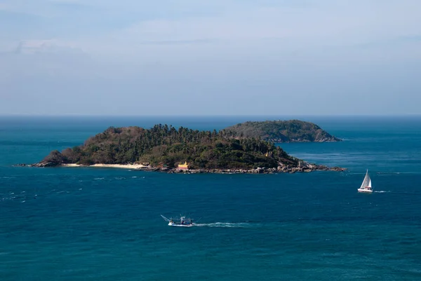 Blick auf die Insel Ko Kaeo vom Kap Promthep — Stockfoto