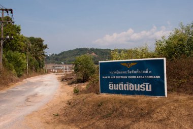 Phuket havaalanındaki askeri üsse giriş.