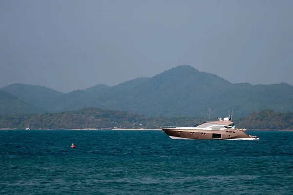 En speedbåd skærer gennem vandet i Den Thailandske Golf - Stock-foto
