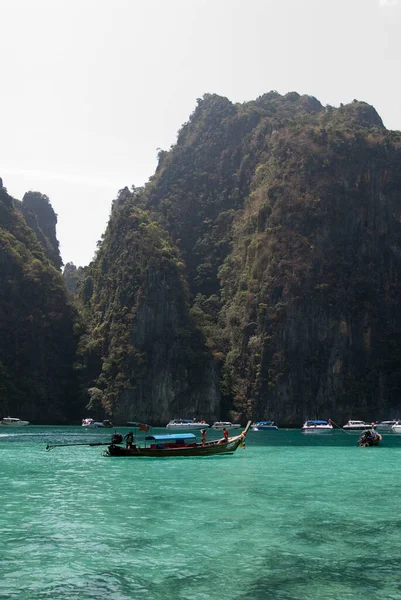 Klassisches thailändisches Langschwanzboot in der Lagune von Phi Ley — Stockfoto