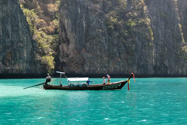 Klassisches thailändisches Langschwanzboot in der Lagune von Phi Ley — Stockfoto