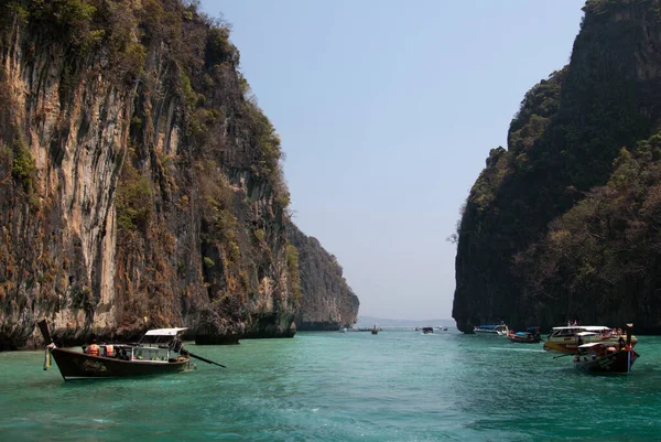 Klassisches thailändisches Langschwanzboot in der Lagune von Phi Ley — Stockfoto