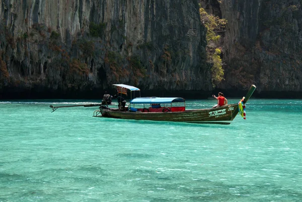 Klassisches thailändisches Langschwanzboot in der Lagune von Phi Ley — Stockfoto