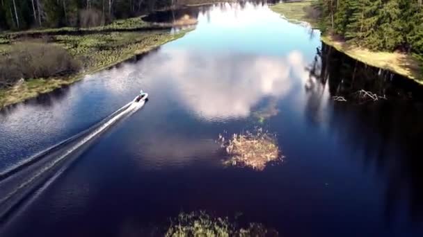 Bateau flottant sur la rivière d'une hauteur — Video