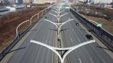 Güneşli bir günde otoyolda giden arabalar