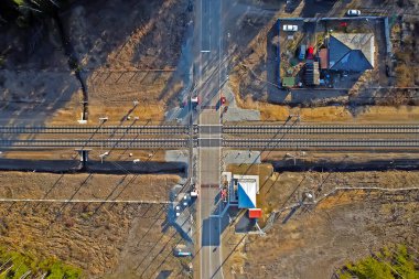 Tren ve araba olmadan demiryolu geçidi.