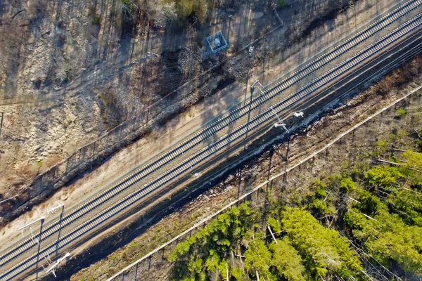 Die Eisenbahnstrecke entlang der Schutzbänder auf dem Land — Stockfoto