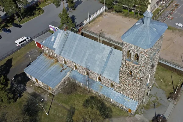Yeni çatılı eski bir kilise.