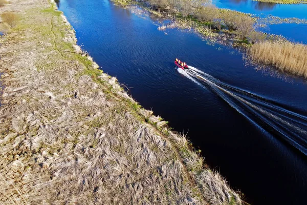 Schlauchboot mit Schlauchboot treibt den Fluss hinunter — Stockfoto