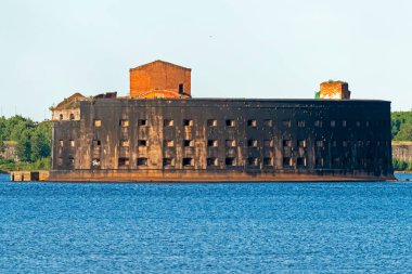 Finlandiya Körfezi 'nde siyah duvarlı tuğla kale