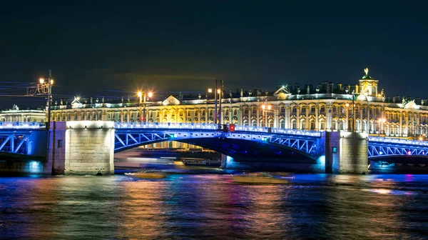 Puente del Palacio durante su crianza en la noche —  Fotos de Stock