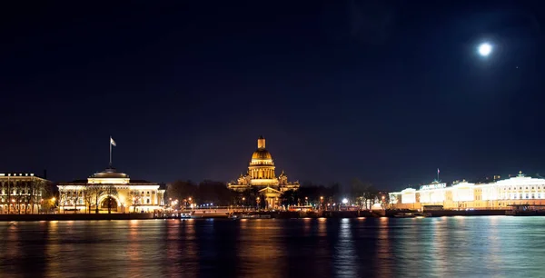 Vista nocturna de Isaakievskii la Catedral de San Petersburgo —  Fotos de Stock
