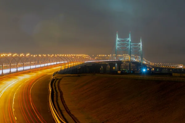 Teil der Autobahn und Brücke in der Nacht — Stockfoto