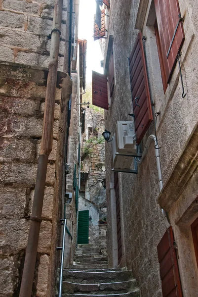 Узкая улица в старом городе, утопающем в солнце — стоковое фото