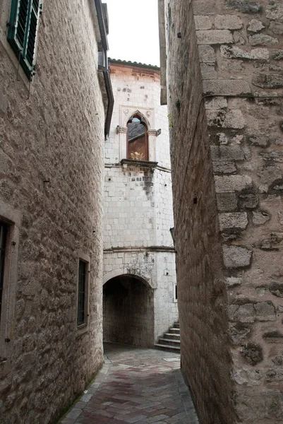 A narrow alley in the old town of sun-drenched — Stock Photo, Image