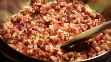 Sos hazırlama üzerine küçük bir film.