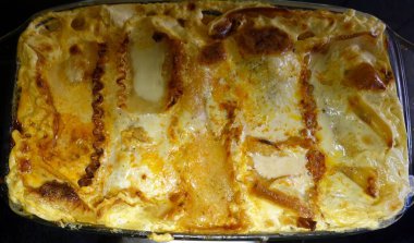 Fırından yeni çıkmış ev yapımı beyaz lazanya.