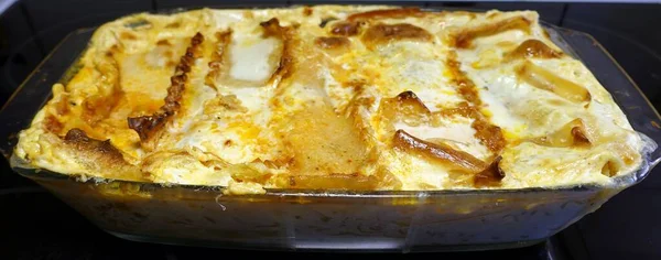 Domácí bílé lasagne čerstvé z trouby — Stock fotografie