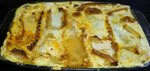 Domácí bílé lasagne čerstvé z trouby — Stock fotografie