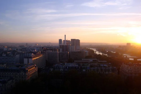 Gün batımında kuleden Paris