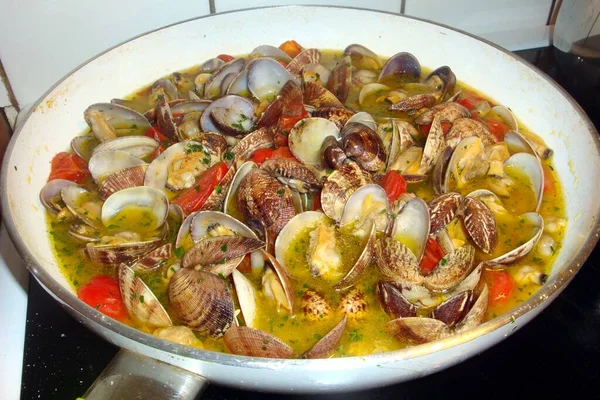 Preparation of a sauce with clams in a pan. — ストック写真