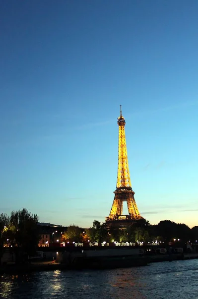 Um vislumbre da Torre Eiffel durante uma noite de outono — Fotografia de Stock