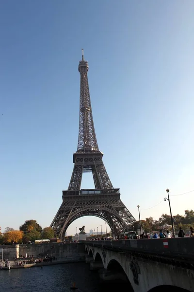 Um vislumbre da Torre Eiffel durante uma noite de outono — Fotografia de Stock