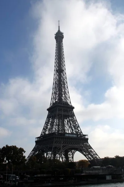 Een glimp van de Eiffeltoren tijdens een herfstavond — Stockfoto