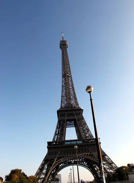 Um vislumbre da Torre Eiffel durante uma noite de outono — Fotografia de Stock