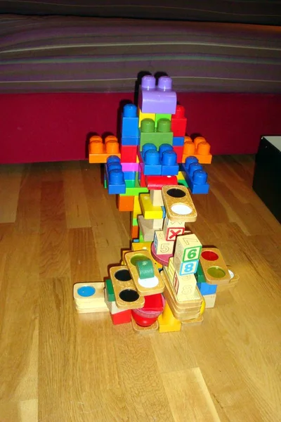 Plastik ve ahşap oyuncaklardan yapılmış soyut bir yapı. — Stok fotoğraf